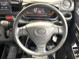 インテリアに合わせたデザインのステアリングは、運転される方のことも考え、運転しやすい形状、大きさです。是非一度、実際に触ってお確かめください。