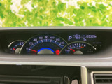 速度や燃料残量、シフト位置などをひと目で確認しやすく、運転中に必要な情報をまとめて把握できます。表示が見やすく、日々の運転を支える配置です。