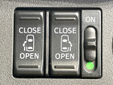 【両側パワースライドドア】スマートキーや運転席のスイッチで後席両側スライドドアの開閉が可能♪電動だから力を入れてドアを開ける必要が無く、小さなお子様でも簡単に開け閉めでき快適です♪