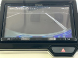 モニターには車両後方の映像とガイド線が表示され、駐車時に後方の状況を確認する際に役立ちます。周囲を目視で確かめながら画面も活用でき、車庫入れや狭い場所での駐車をサポートします。
