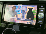 停車中にテレビ番組を視聴でき、休憩時間や待ち合わせのひとときを車内で過ごす際に便利です。画面から番組を楽しめる装備が、日常のさまざまな場面で役立ちます。