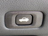 ボタン一つでトランクオープンが可能!車内から操作できる為、非常に便利な装備の一つとなります!