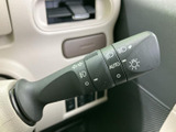 レバーには照明関連の表示がまとめられ、操作位置を目で確認しやすい設計です。手元で扱えるため、周囲の状況に注意を向けながら必要な操作を行えます。