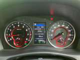 速度計や回転計に加え、中央のディスプレイで車両情報を確認できます。表示が運転席正面に集まっており、走行中も必要な情報をひと目で把握しやすいレイアウトです。