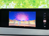 画面でテレビ映像を楽しめる装備を備えています。番組視聴は停車中にご利用いただけるため、休憩時間など車を安全な場所に停めた際に、車内で映像を楽しみたい方にも便利です。