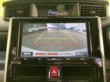 後方映像にガイド線が表示されるモニターを備え、駐車時に車両後方の状況を確認する際に役立ちます。画面上の案内も見やすく、車庫入れをサポートします。