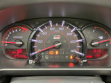 速度やエンジン回転数、燃料残量などを運転席からまとめて確認できるメーター配置です。中央の大きな表示をはじめ、複数の情報が見渡しやすく、日常の運転時にも役立ちます。