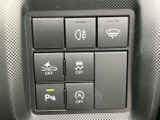 各種スイッチがまとまって並び、表示されているアイコンから機能を把握しやすい配置です。必要な装備を手元で選びやすく、日常の運転を支える機能を使い分けられる点が便利です。