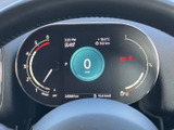 速度や燃料残量など、運転に必要な情報がひと目で確認しやすい表示です。中央の速度表示をはじめ、各情報がまとまっているため、走行中も視線を大きく動かさずに確認でき、毎日の運転をサポートします。