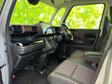 前席は視界が広く、運転席と助手席の間もすっきりした配置です。落ち着いた色合いのシートと足元の空間が、日常の移動でもくつろげる室内を演出します。