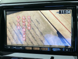 テレビ番組を画面で視聴でき、停車中の休憩時間にも活用できます。映像の表示中も操作ボタンが画面下にまとまり、見たい内容を選びやすい構成です。