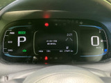 速度やシフト位置、燃料残量などの情報がまとまり、運転中に必要な表示を確認しやすい配置です。中央にもメッセージ表示があり、視線の移動を抑えながら車両情報を把握しやすくなっています。