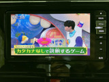 テレビ番組をモニターで視聴できる装備を備えています。停車中の休憩時間に映像を楽しめるので、待ち時間も車内で過ごしやすく、日常のさまざまな場面で活用できます。
