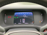 速度やシフト位置、燃料残量などを運転席から確認しやすい表示です。必要な情報がまとまっており、走行中も視線を大きく動かさず確認できます。