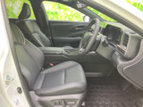 前席は座面と背もたれにゆとりを感じる形状で、運転席からの見通しも確保しやすい配置です。落ち着いた色合いの車内で、日常の移動も心地よくお過ごしいただけます。