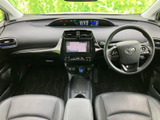 ナビ画面やオーディオ、空調などの操作部が中央にまとまり、運転席から確認しやすい配置です。必要な情報へ視線を向けやすく、通勤やお出かけなど日々の移動をサポートします。