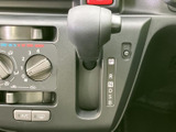 レバーにはワイパーに関する表示があり、操作位置を見分けやすい構成です。手元で設定を確認できるため、雨天時にも状況に応じた操作に役立ちます。運転席から扱いやすい場所に配置されています。