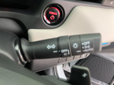 レバーには各種表示が記されており、手元で確認しやすい配置です。運転中に必要な操作を手元で行える装備として、視認性にも配慮された使いやすいコックピットを支えます。