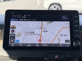 道路や周辺施設を画面上で確認でき、目的地までの道順を把握する際に役立ちます。地図を見ながら行き先を設定できるため、初めて訪れる場所へのお出かけにも便利です。