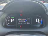 速度やシフト位置などの情報がまとまって表示され、運転中も必要な内容を確認しやすいメーターです。車両の状態を示す表示も備わり、発進前や走行中の情報確認に日常的に活用できます。