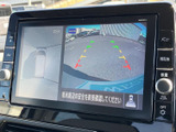 後方の映像に加えて車両周辺の表示も確認でき、駐車時の周囲確認をサポートします。画面上のガイドも目安になり、狭い場所での駐車に便利な装備です。