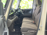 前席から前方を見渡しやすい配置で、運転席と助手席の座面も広く取られています。落ち着いた室内色と布地のシートが、くつろげる雰囲気です。