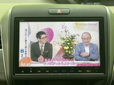 画面にはテレビ番組が表示され、映像を楽しめる装備です。停車中の休憩時間などに視聴でき、画面の内容はその場で確認しやすい配置です。