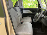 前席は座面と背もたれにゆとりを感じる形状で、運転席からの見通しも確保されています。明るい色合いのシートが車内をやわらかな印象にし、乗り降りしやすい開口部も日常使いに便利です。