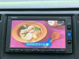 テレビ番組の映像と音声を楽しめる画面を備えています。お出かけ先で停車してひと息つく時間にも、映像を見ながらくつろげるのがうれしいポイント。見やすい画面で番組をお楽しみいただけます。