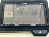 ナビ画面からテレビやラジオ、Bluetooth Audioなどを選べる多彩なオーディオ機能を装備。画面下のボタンも見やすく、目的のメニューへアクセスしやすいため、日常の移動を快適にサポートします。