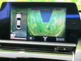 車両周囲を上から見た映像と後方の映像を確認でき、駐車時の周囲確認をサポートします。画面表示を切り替えられるため、状況に合わせて見たい範囲を確認しやすい装備です。