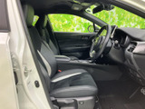 運転席まわりは視界が開け、前方や左右の状況を確認しやすいレイアウトです。シートは身体を支える形状で、落ち着いた色合いの室内とともに、毎日の通勤や長めのお出かけにもお使いいただけます。