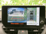 後方映像に加えて車両周辺を上から見た表示も確認でき、駐車時の周囲確認をサポートします。画面には目安となるガイド線も表示されています。