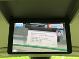 後席からも画面を確認しやすい位置にモニターを備えています。停車中に映像を楽しむ場面や、同乗者が画面を見たいときにも活用でき、車内での過ごし方が広がります。