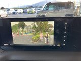 停車中にテレビ映像を視聴でき、休憩時間の過ごし方に幅が広がります。画面内の映像表示も見やすく、車内でひと息つきたいときに活用いただける装備です。