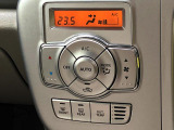 【オートエアコン】一度お好みの温度に設定すれば、車内の温度を検知し風量や温度を自動で調整。暑い&hellip;寒い&hellip;と何度もスイッチ操作をする必要はありません。快適な車内空間には必須の機能ですね♪