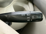 レバーに操作表示があり、必要な機能を目で確認しやすい仕様です。運転席から手を伸ばしやすい位置に備わり、周囲への合図や灯火類の操作を行う際に、日常の運転をサポートします。