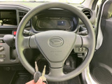 運転席前方にはメーターや各種表示がまとまり、視線を大きく動かさずに確認しやすい配置です。ステアリングまわりのスイッチ類も手元に収まり、運転中の情報確認をサポートします。