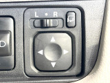 【電動格納ミラー】サイドミラーは電動格納式となっており、狭い駐車場でもキズがつくリスクを抑えられます。