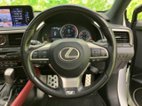 手元に複数のスイッチがまとまり、運転姿勢を保ったまま各種操作にアクセスしやすい仕様です。握りやすい形状で、毎日の運転をサポートしてくれます。