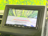 【バックカメラ】駐車時に後方がリアルタイム映像で確認できます。大型商業施設や立体駐車場での駐車時や、夜間のバック時に大活躍!運転スキルに関わらず、今や必須となった装備のひとつです!