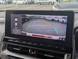 パノラミックビューモニターを装備!上から車両を見下ろしたような映像をナビ画面に表示できます。車両前後左右に搭載した4つのカメラ映像を継ぎ目なく合成!目視では見えない部分もリアルタイムで見れます。