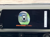 車両を上から見た映像が画面に表示され、周囲の位置関係を確認しやすい装備です。駐車時や狭い場所での切り返しなど、車両周辺を把握したい場面に便利。画面上の案内に沿って、落ち着いて操作できます。