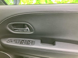 ドア側に窓の開閉やミラー調整などのスイッチがまとまり、運転席から手を伸ばしやすい配置です。各スイッチの位置を確認しやすく、乗り降りの際にも使いやすい操作まわりとなっています。