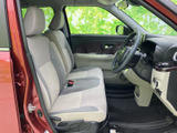 明るい色調のシートと大きな窓が、運転席まわりに開放感をもたらします。座面や背もたれにはゆったりした形状が採用され、乗り降りの際にも室内を見渡しやすい空間です。