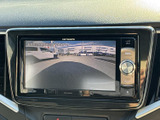 モニターに車両後方の映像を表示でき、駐車時やバックで移動する際の周囲確認をサポートします。画面で後方の様子を把握しやすく、車庫入れなどの日常の場面で活用できます。