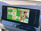 停車中にテレビ映像を視聴でき、休憩時間など車内で過ごすひとときを快適に演出します。番組が画面に表示されており、停車時の楽しみとして活用いただけます。