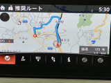 画面上に地図と推奨ルートが表示され、現在地周辺の道路情報を確認できます。目的地までの道筋を把握しやすく、慣れない場所への移動や普段のお出かけにも役立つ装備です。