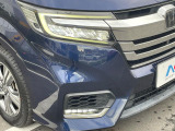 【LEDヘッドライト】悪天候や夜間走行時も良好な視界を確保し安心して運転できる高輝度LEDヘッドライトを装備!点灯速度が早く、消費電力も抑えられています。