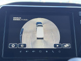 車両を上から捉えた周囲の映像を画面に表示し、駐車時に周辺の状況を確認しやすくします。駐車枠との位置関係を見ながら、落ち着いて操作したい方に便利です。